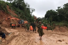 Đường giao thông để tiếp cận hiện trường có nhiều điểm bị sạt lở nghiêm trọng, gây khó khăn cho lực lượng cứu hộ, cứu nạn. (Ảnh: Thanh Thủy/TTXVN)