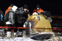 Kỹ thuật viên kiểm tra modun của tàu Thường Nga 5 khi tàu hạ cánh xuống khu vực thuộc Khu tự trị Nội Mông, phía Bắc Trung Quốc, hoàn thành sứ mệnh khám phá Mặt Trăng, ngày 17/12/2020. (Ảnh: THX/TTXVN)