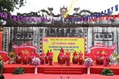 Tiết mục trống hội do Nhà hát chèo Hải Dương mở màn cho Lễ tưởng niệm. (Ảnh: Mạnh Minh/TTXVN)