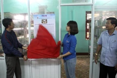 Đại diện các trường học cùng với đại diện Đoàn Thanh niên TTXVN khu vực miền Trung và Tây Nguyên khai trương 'Tủ sách Đinh Hữu Dư.' (Ảnh: Trịnh Bang Nhiệm/TTXVN)