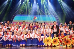 Chủ tịch Quốc hội Nguyễn Thị Kim Ngân với các đại biểu cháu ngoan Bác Hồ tại Đại hội. (Ảnh: Trọng Đức/TTXVN)