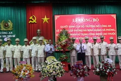 Lãnh đạo tỉnh Thừa Thiên-Huế tặng hoa chúc mừng cán bộ, chiến sỹ Phòng An ninh mạng và phòng chống tội phạm sử dụng công nghệ cao thuộc Công an tỉnh Thừa Thiên-Huế. (Ảnh: Đỗ Trưởng/TTXVN)