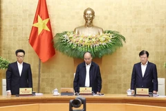 Thủ tướng Nguyễn Xuân Phúc và các thành viên Chính phủ mặc niệm những người đã bị thiệt mạng trong đợt mưa lũ vừa qua. (Ảnh: Thống Nhất/TTXVN)