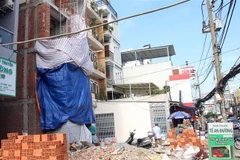 Các trường hợp bị ảnh hưởng của dự án metro số 2 khẩn trương sửa chữa, cải tạo nhà để bàn giao mặt bằng cho dự án. (Ảnh: Tiến Lực/TTXVN)