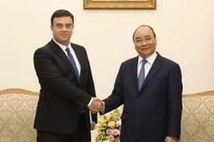 Thủ tướng Nguyễn Xuân Phúc và ông Nadav Eshcar, Đại sứ Israel tại Việt Nam. (Ảnh: Văn Điệp/TTXVN)