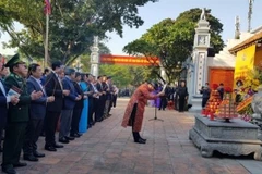 Dâng hương tưởng niệm danh nhân Chu Văn An tại khu di tích Đình Nội (xã Thanh Liệt, huyện Thanh Trì, thành phố Hà Nội). (Ảnh: Tuyết Mai/TTXVN)