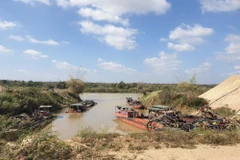 Một góc bến tàu hút cát tại xã Ea Na, huyện Krông Ana, tỉnh Đắk Lắk. (Ảnh: Hưng Thịnh/TTXVN)