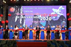 Các đại biểu cắt băng khai mạc triển lãm. (Ảnh: Hoàng Hiếu/TTXVN)