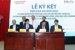 Đại diện UBND tỉnh Bạc Liêu và chủ đầu tư thực hiện ký kết biên bản ghi nhớ. (Ảnh: Huỳnh Sử/TTXVN)