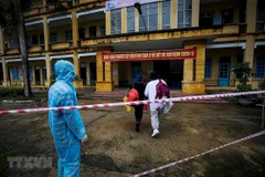 Các công dân vào khu cách ly tập trung theo dõi COVID-19. (Ảnh: Trọng Đạt/TTXVN)