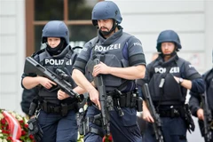 Cảnh sát gác trên đường phố sau khi xảy ra loạt vụ xả súng tại Vienna, Áo, ngày 3/11/2020. (Ảnh: THX/TTXVN)