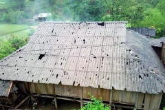 Nhà dân bị hư hại sau mưa đá kèm giông lốc. (Nguồn: TTXVN)