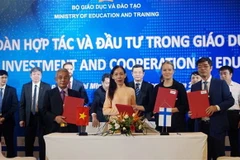 Đại diện đơn vị, trường học ký kết thỏa thuận hợp tác đầu trong lĩnh vực giáo dục. (Ảnh: Thu Hoài/TTXVN)