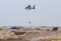 Trực thăng do Bộ Quốc phòng điều động đang cứu người trên tàu Vietship 01. (Ảnh: Hồ Cầu/TTXVN)