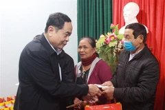 Ông Trần Thanh Mẫn, Bí thư Trung ương Đảng, Chủ tịch Ủy ban Trung ương Mặt trận Tổ quốc Việt Nam trao tặng quà cho những gia đình bị thiệt hại nặng ở thôn Tân Đức, xã Triệu Thành, huyện Triệu Phong. (Ảnh: Thanh Thủy/TTXVN)