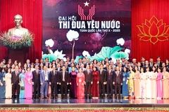  Chủ tịch Quốc hội Nguyễn Thị Kim Ngân, Phó Chủ tịch nước Đặng Thị Ngọc Thịnh, Phó Chủ tịch thứ nhất Hội đồng Thi đua-Khen thưởng Trung ương với các đại biểu trong ngày đầu tiên của Đại hội. (Ảnh: Trọng Đức/TTXVN)