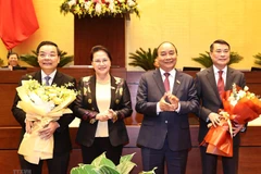 Chủ tịch Quốc hội Nguyễn Thị Kim Ngân và Thủ tướng Nguyễn Xuân Phúc tặng hoa chúc mừng ông Chu Ngọc Anh và ông Lê Minh Hưng đã hoàn thành nhiệm vụ Quốc hội giao và chuyển sang đảm nhiệm vị trí công tác mới. (Ảnh: Trọng Đức/TTXVN)