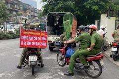 Đội bắt chó thả rông được thành lập nhằm đảm bảo an toàn cho cộng đồng. (Ảnh TTXVN phát)