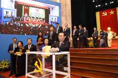 Ông Vương Đình Huệ, Ủy viên Bộ Chính trị, Bí thư Thành ủy, Trưởng đoàn đại biểu Quốc hội thành phố Hà Nội bỏ phiếu bầu đại biểu chính thức dự Đại hội đại biểu toàn quốc lần thứ XIII của Đảng. (Ảnh: Văn Điệp/TTXVN)
