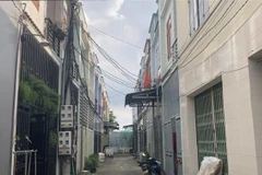 Hiện trạng những căn nhà không phép được chủ đất xây dựng kiên cố để bán cho người dân vào ở như một khu dân cư. (Ảnh: Nguyễn Văn Việt/TTXVN)