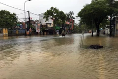 Nhiều tuyến đường ở thành phố Huế bị ngập sâu trong nước do mưa lớn. (Ảnh: Đỗ Trưởng/TTXVN)
