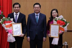 Ông Hoàng Duy Chinh - Bí thư Tỉnh ủy Bắc Kạn (giữa) trao quyết định cho bà Phương Thị Thanh (phải) và ông Nguyễn Long Hải. (Ảnh: Vũ Hoàng Giang/TTXVN)