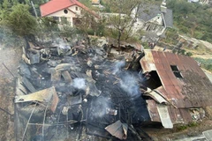 Kho chứa gỗ bị thiêu rụi hoàn toàn sau vụ hỏa hoạn. (Ảnh: TTXVN phát)