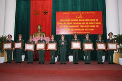 Đại tướng Ngô Xuân Lịch trao Huân chương Quân công hạng Ba tặng các đồng chí Lãnh đạo Bộ Quốc phòng, Bộ Tổng Tham mưu, Tổng cục Chính trị Quân đội nhân dân Việt Nam. (Ảnh: Hồng Pha/TTXVN phát)