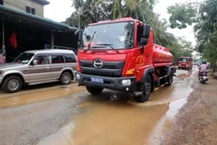 Các phương tiện xe cứu hộ xuất phát đi làm nhiệm vụ. (Ảnh: Trần Lê Lâm/TTXVN)