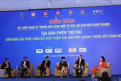 Các diễn giả tham dự diễn đàn. (Ảnh: Hoàng Hiếu/TTXVN)