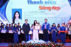 Ủy viên Dự khuyết Trung ương Đảng, Bí thư thứ nhất Trung ương Đoàn Lê Quốc Phong (bên phải) và Phó Bí thư Đảng ủy Khối các cơ quan Trung ương Lại Xuân Lâm trao Giải thưởng 'Thanh niên sống đẹp' năm 2020 cho cán bộ Hội, các bạn hội viên, thanh niên tiêu bi