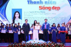 Ủy viên Dự khuyết Trung ương Đảng, Bí thư thứ nhất Trung ương Đoàn Lê Quốc Phong (bên phải) và Phó Bí thư Đảng ủy Khối các cơ quan Trung ương Lại Xuân Lâm trao Giải thưởng 'Thanh niên sống đẹp' năm 2020 cho cán bộ Hội, các bạn hội viên, thanh niên tiêu bi