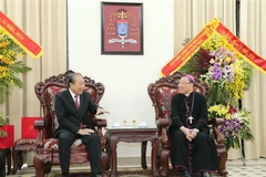 Phó Thủ tướng Thường trực Trương Hòa Bình thăm hỏi Tổng Giám mục Tổng Giáo phận Hà Nội Giuse Vũ Văn Thiên, gửi lời chúc mừng Giáng sinh an lành đến toàn thể giáo dân. (Ảnh: Doãn Tấn/TTXVN)