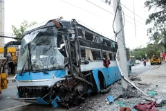 Chiếc xe khách bị hư hỏng nặng sau va chạm. (Ảnh: Chu Quốc Hùng/TTXVN)