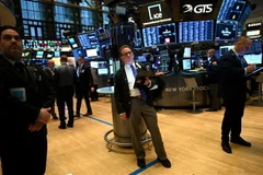 Giao dịch viên tại Sàn giao dịch chứng khoán New York, Mỹ. (Ảnh: AFP/TTXVN)