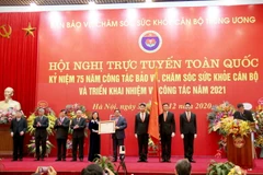 Ông Phạm Minh Chính, Ủy viên Bộ Chính trị, Bí thư Trung ương Đảng, Trưởng Ban Tổ chức Trung ương trao tặng Huân chương Độc lập hạng Nhì cho Ban Bảo vệ, chăm sóc sức khỏe cán bộ Trung ương. (Ảnh: Phương Hoa/TTXVN)