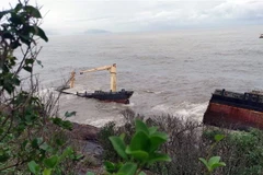 Tàu hàng Jakarta mắc cạn đã bị sóng đánh gãy đôi. (Ảnh: TTXVN phát)