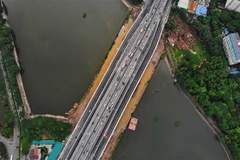 Hai cầu vượt đi thấp qua hồ Linh Đàm được thiết kế song song với cầu cạn đường Vành đai 3. (Ảnh: Danh Lam/TTXVN)