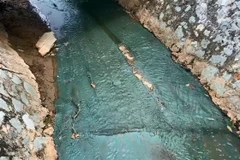 ​Nước suối Cây Sao chuyển đột ngột sang màu xanh. (Ảnh: TTXVN phát)