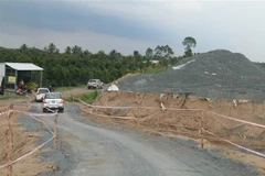 Tuyến đường cao tốc Trung Lương-Mỹ Thuận đang dần định hình. (Ảnh: Minh Trí/TTXVN)