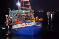 Tàu KG 95395 TS sang mạn dầu DO trái phép bị áp giải, tạm giữ để điều tra, xử lý theo quy định của pháp luật. (Ảnh: TTXVN phát)