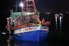 Tàu KG 95395 TS sang mạn dầu DO trái phép bị áp giải, tạm giữ để điều tra, xử lý theo quy định của pháp luật. (Ảnh: TTXVN phát)