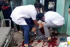 Anh Nguyễn Văn Quyền bị đâm trọng thương. (Ảnh: Văn Đức/Vietnam+)