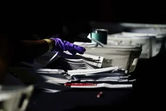 Nhân viên bầu cử kiểm phiếu bầu Tổng thống Mỹ tại Atlanta, bang Georgia, ngày 4/11/2020. (Ảnh: AP/TTXVN)