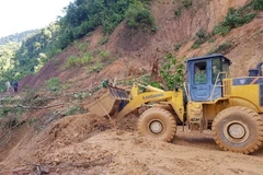 Lực lượng chức năng mở đường vào điểm sạt lở xã Trà Vân, huyện Nam Trà My, tỉnh Quảng Nam. (Ảnh: TTXVN)