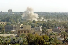 Khói bốc lên sau một vụ tấn công nhằm vào khu vực vùng Xanh ở thủ đô Baghdad, Iraq. (Ảnh: AFP/TTXVN)