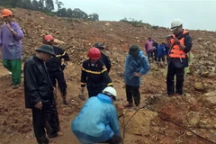 Lực lượng cứu hộ tiếp cận hiện trường vụ sạt lở núi tại Thủy điện Rào Trăng 3. (Ảnh: TTXVN phát)