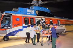 Hai bệnh nhân được đưa về đến Sân bay Tân Sơn Nhất, Thành phố Hồ Chí Minh tối 22/10. (Ảnh: TTXVN phát)