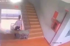 Camera ghi lại cảnh em Q chơi trên lan can cầu thang trước khi bị ngã. 