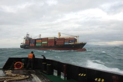 Cứu hộ tàu hàng gặp nạn trên biển. (Ảnh: Hoàng Dung/Vietnam+)